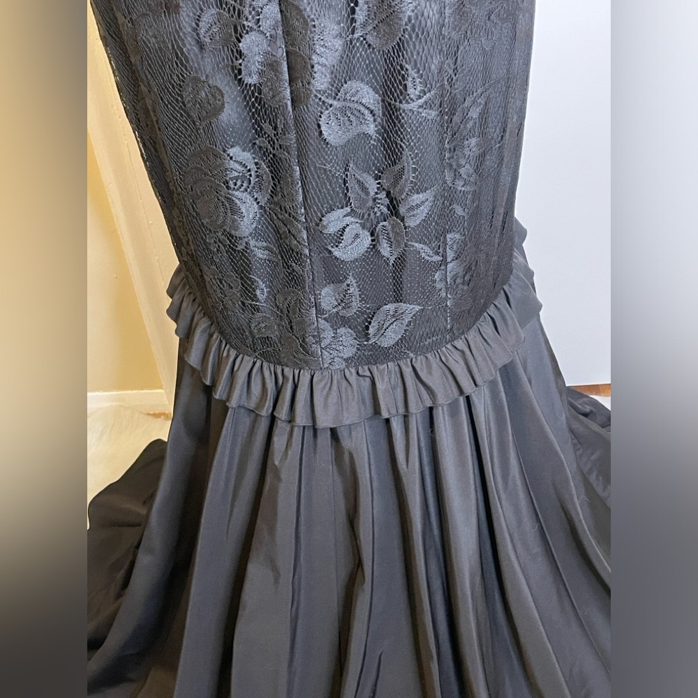 Size 6 Max and Cleo Formal Black Gown in excellent used condition. Worn once. - Picture 6 of 9